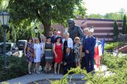 Francuscy goście stoją przy pomniku Filipa de Girarda w towarzystwie władz Powiatu Żyrardowskiego i Miasta Żyrardowa