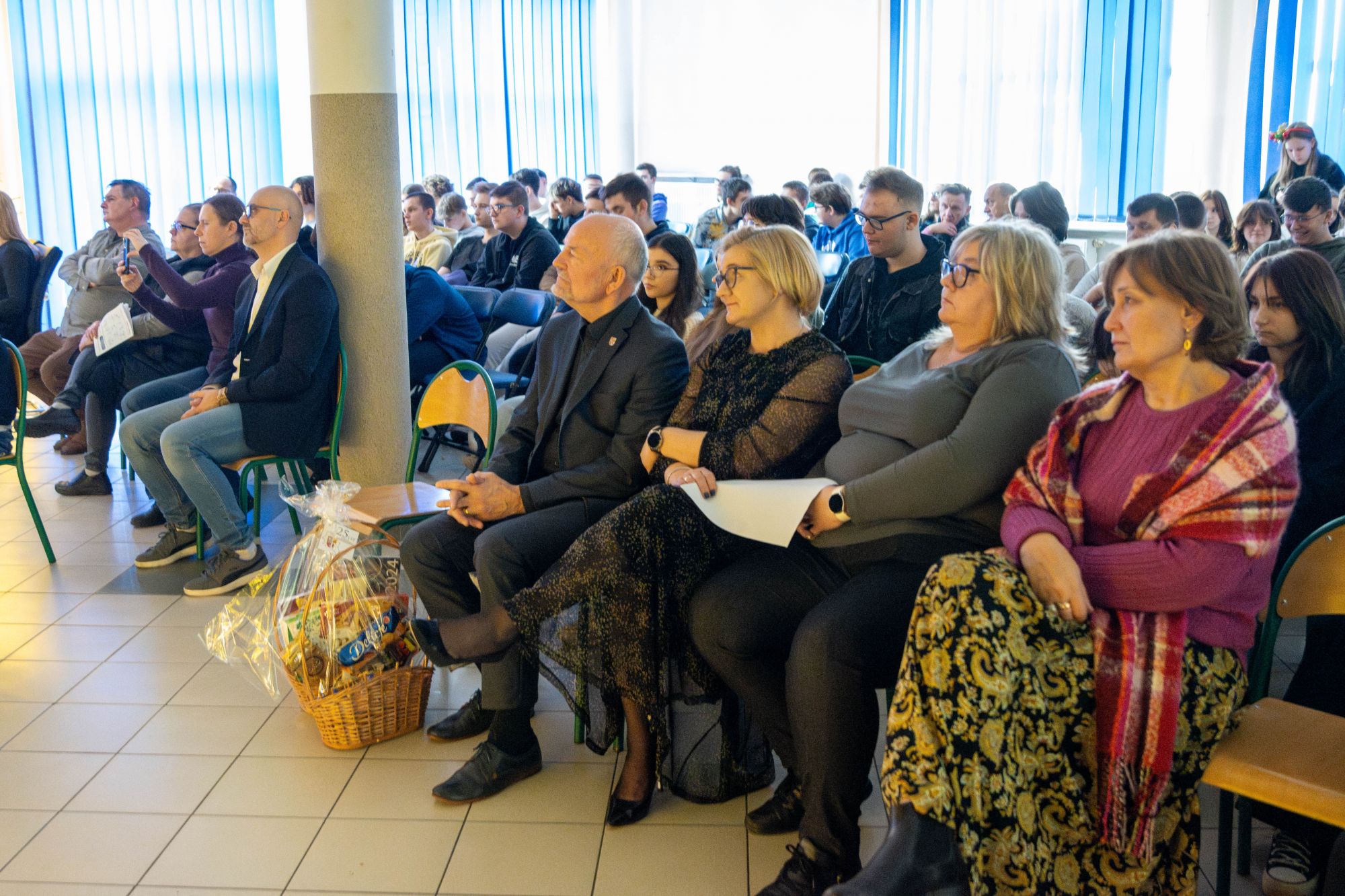 Widownia zebrana podczas jasełek, w tym władze szkoły, powiatu i uczniowie